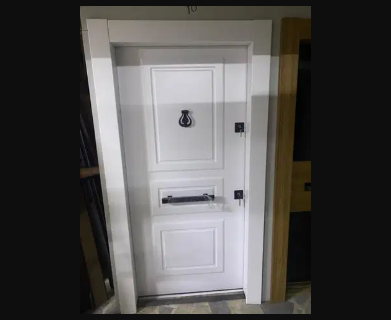 AHŞAP GÖRÜNÜMLÜ ÇELİK DAİRE KAPISI