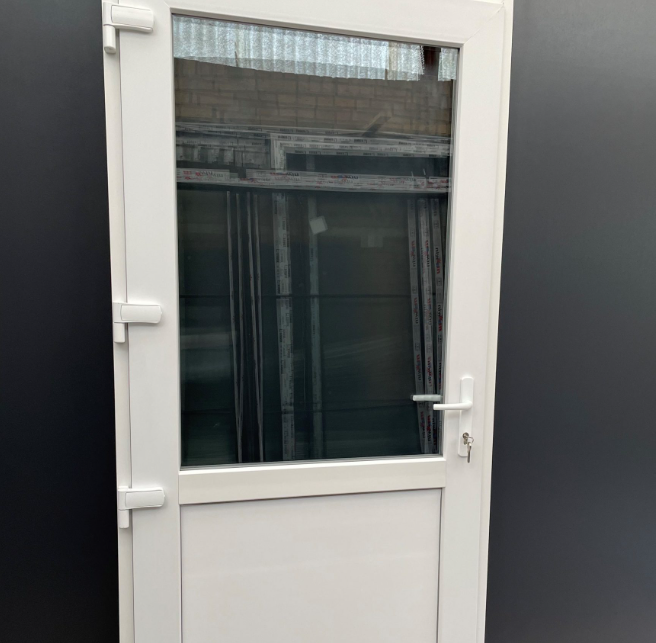 BEYAZ PLASTİK BALKON KAPISI