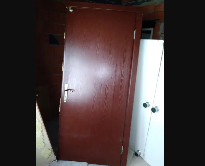 ÇIKMA AHŞAP DAİRE GİRİŞ KAPISI