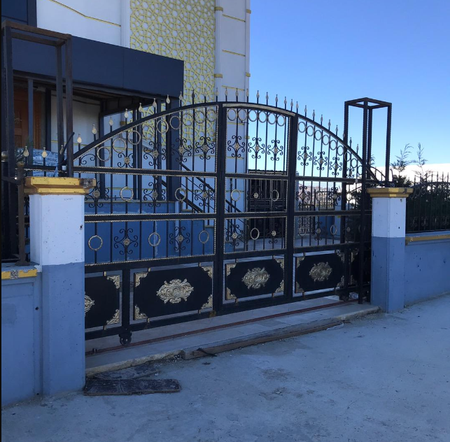 İşlemeli ferforje bahçe kapısı