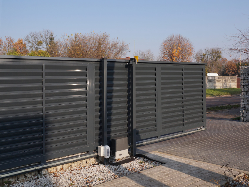 Panel tipi sürgülü bahçe kapısı