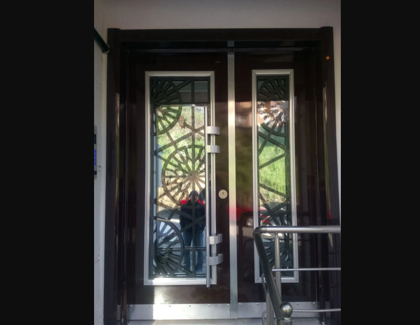 çıkma bina kapısı