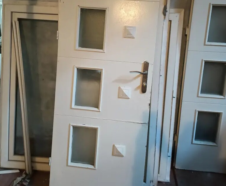 oda kapıları yeni söküldü kasası var